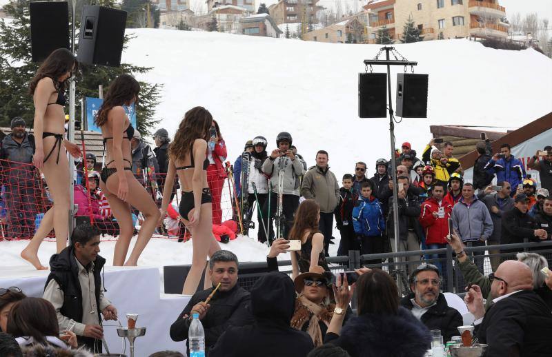 Un desfile de lencería en mitad de la nieve
