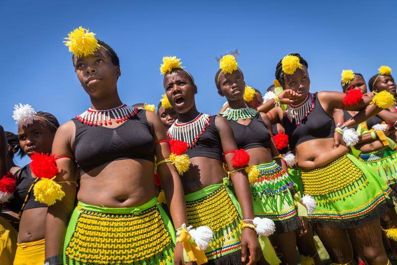 Fotos de la competición anual de danza tradicional Zulu de Ingoma en Sudáfrica