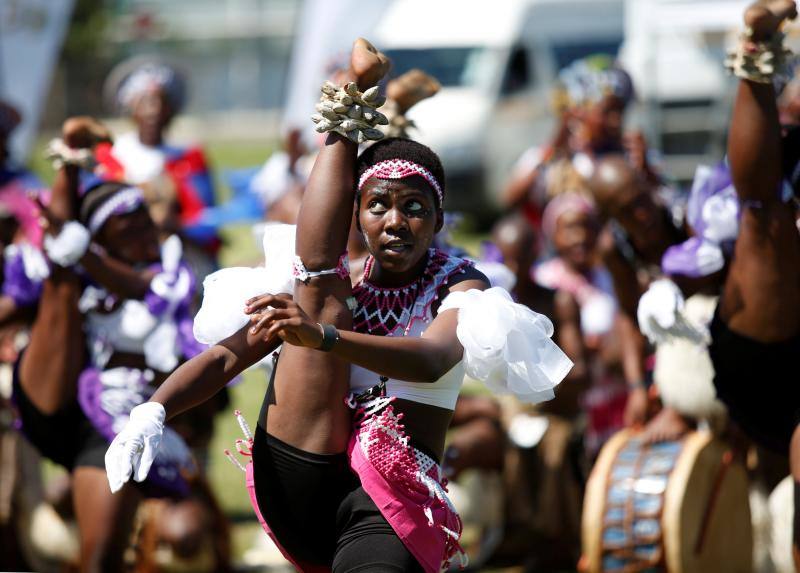 Fotos de la competición anual de danza tradicional Zulu de Ingoma en Sudáfrica