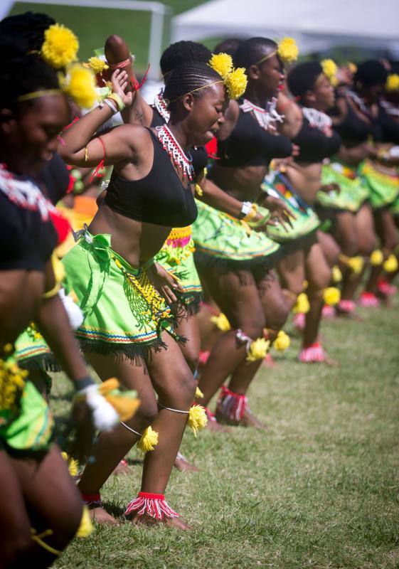 Fotos de la competición anual de danza tradicional Zulu de Ingoma en Sudáfrica