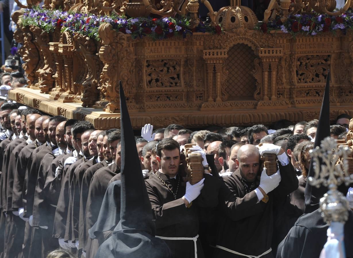 Dulce Nombre procesiona en la Semana Santa 2017