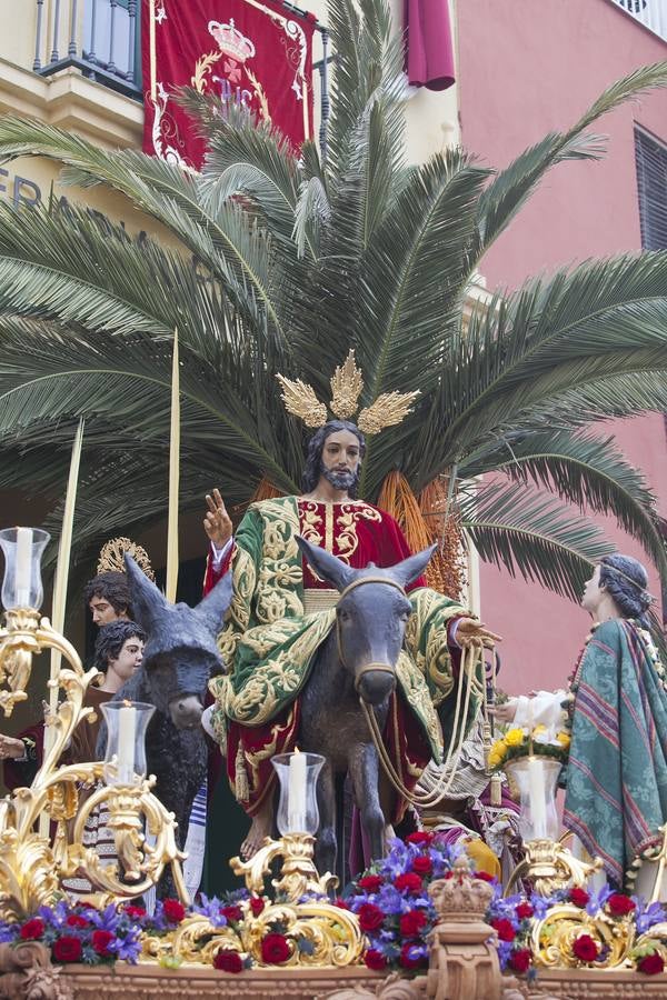 Pollinica sale en procesión por las calles de Málaga 2017