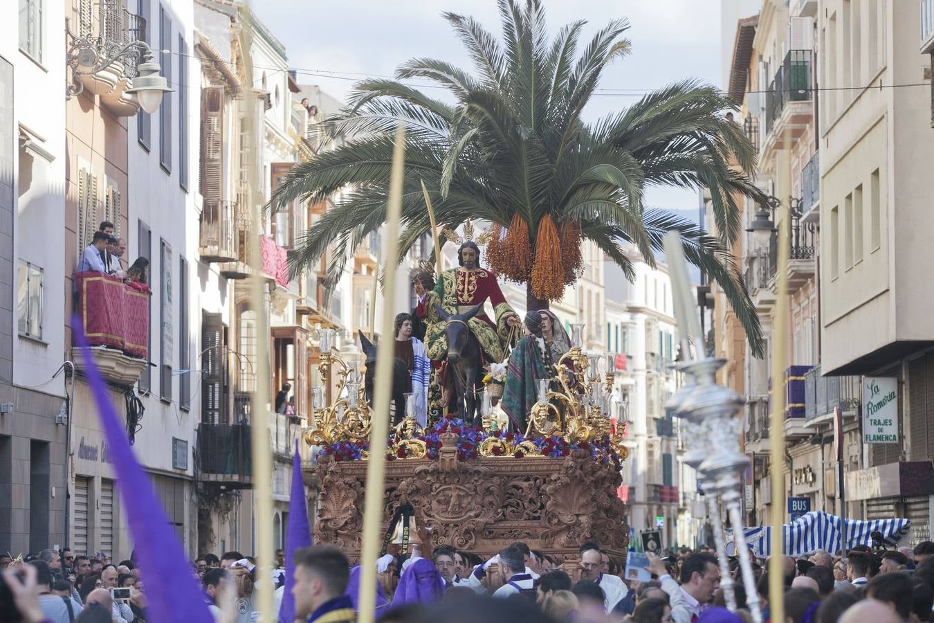 Pollinica sale en procesión por las calles de Málaga 2017