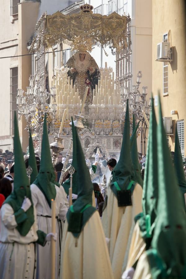 Pollinica sale en procesión por las calles de Málaga 2017