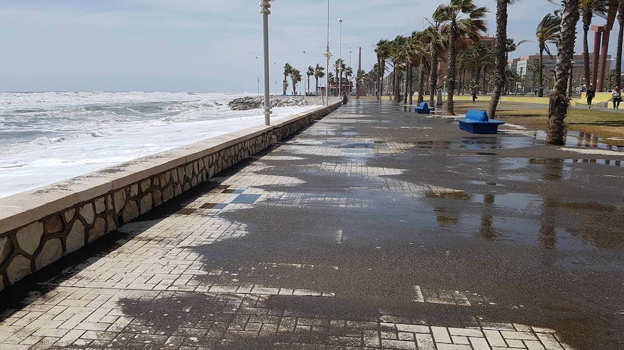 Los efectos del temporal de levante en las playas de Málaga