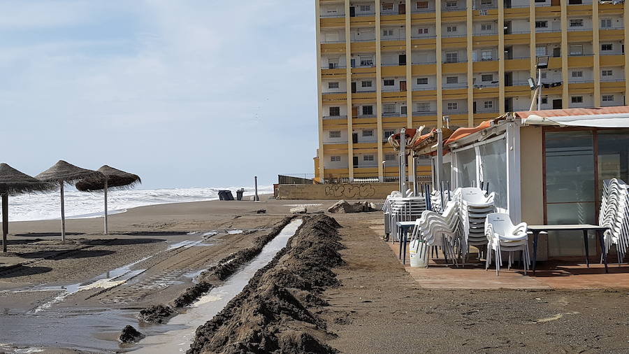 Los efectos del temporal de levante en las playas de Málaga