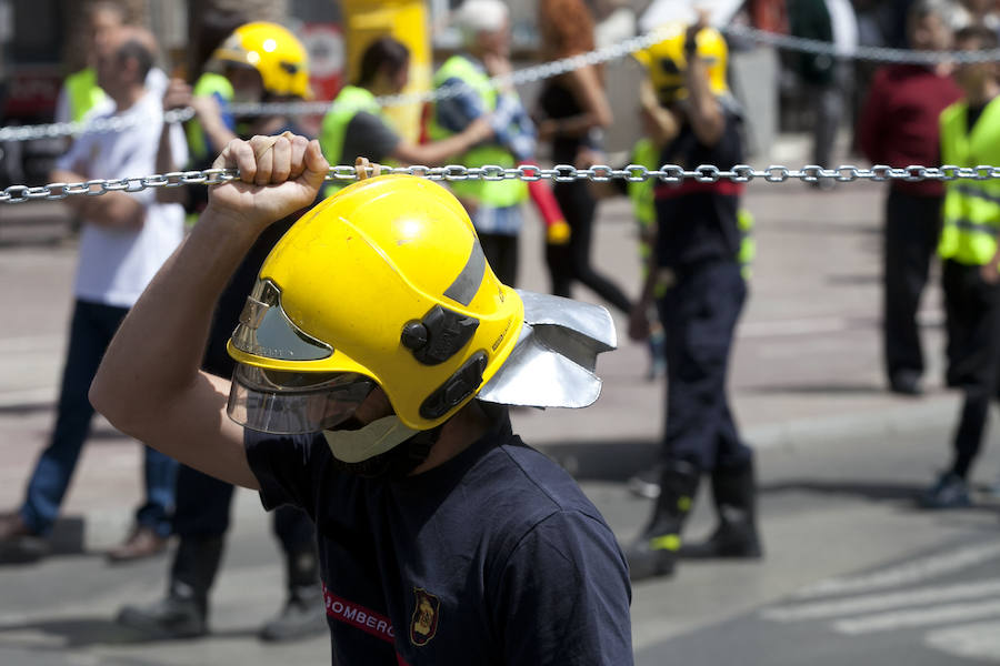 Cuatro mil personas se movilizan en apoyo a los bomberos de Málaga