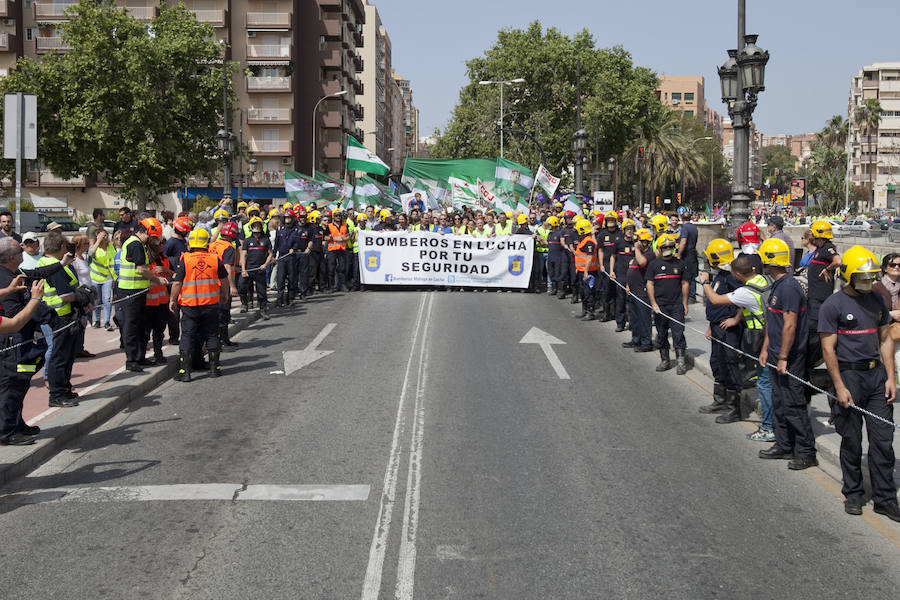 Cuatro mil personas se movilizan en apoyo a los bomberos de Málaga