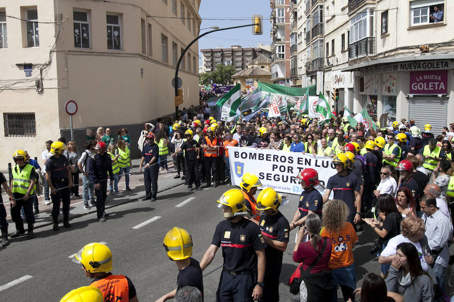 Cuatro mil personas se movilizan en apoyo a los bomberos de Málaga