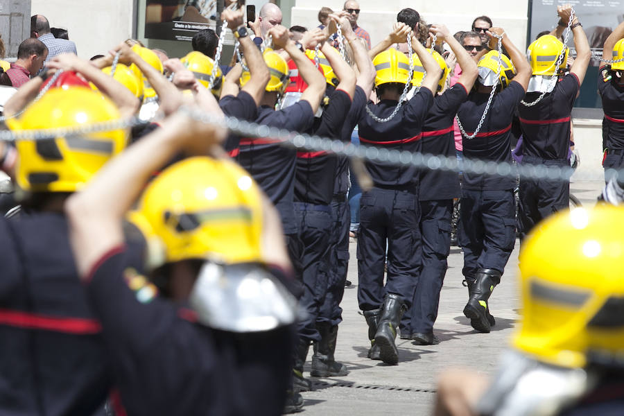 Cuatro mil personas se movilizan en apoyo a los bomberos de Málaga