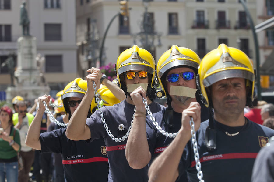 Cuatro mil personas se movilizan en apoyo a los bomberos de Málaga