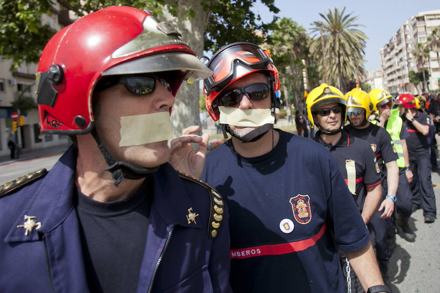 Cuatro mil personas se movilizan en apoyo a los bomberos de Málaga