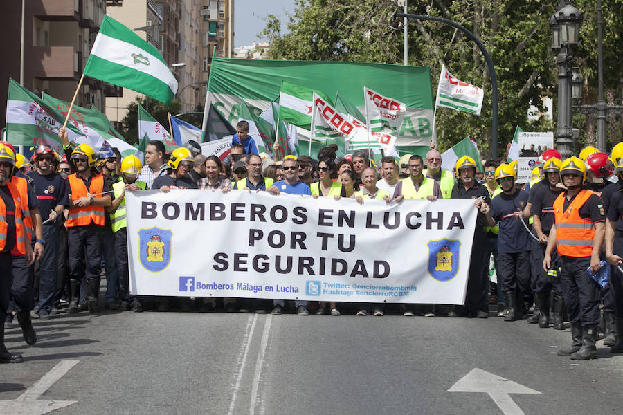 Cuatro mil personas se movilizan en apoyo a los bomberos de Málaga