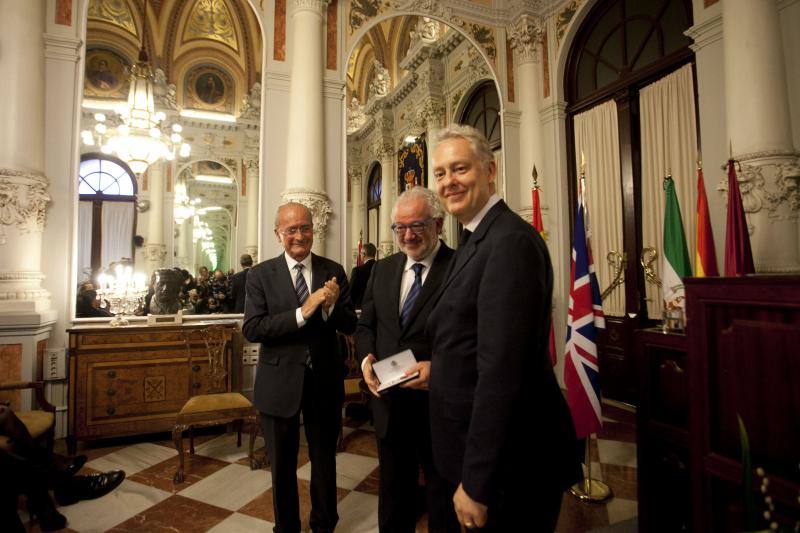 Fotos de la entrega de la Medalla de la Orden del Imperio Británico a Fernando Francés