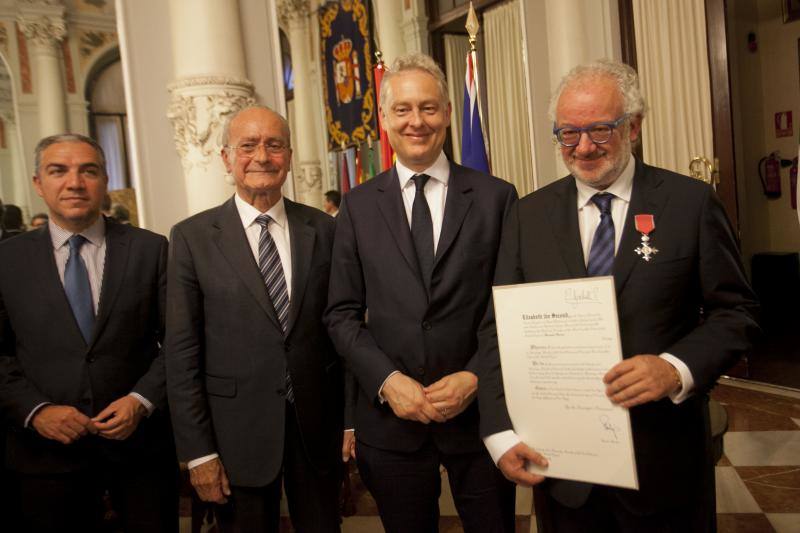 Fotos de la entrega de la Medalla de la Orden del Imperio Británico a Fernando Francés