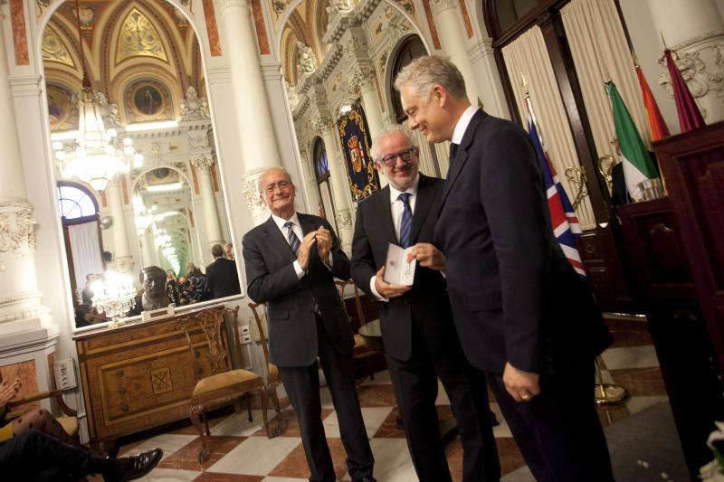 Fotos de la entrega de la Medalla de la Orden del Imperio Británico a Fernando Francés