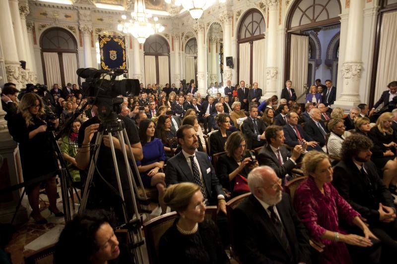 Fotos de la entrega de la Medalla de la Orden del Imperio Británico a Fernando Francés