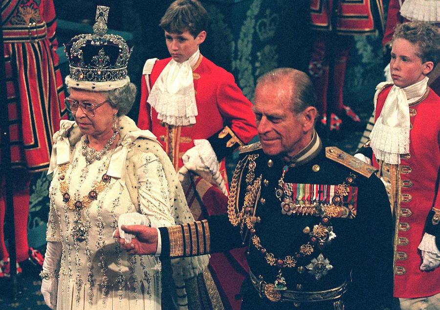 La reina de Inglaterra Iabel II camina con su esposo, el duque de Edimburgo, Felipe, en la Cámara de los Lores del palacio de Westminster, antes de inaugurar la nueva legislatura en 1997.