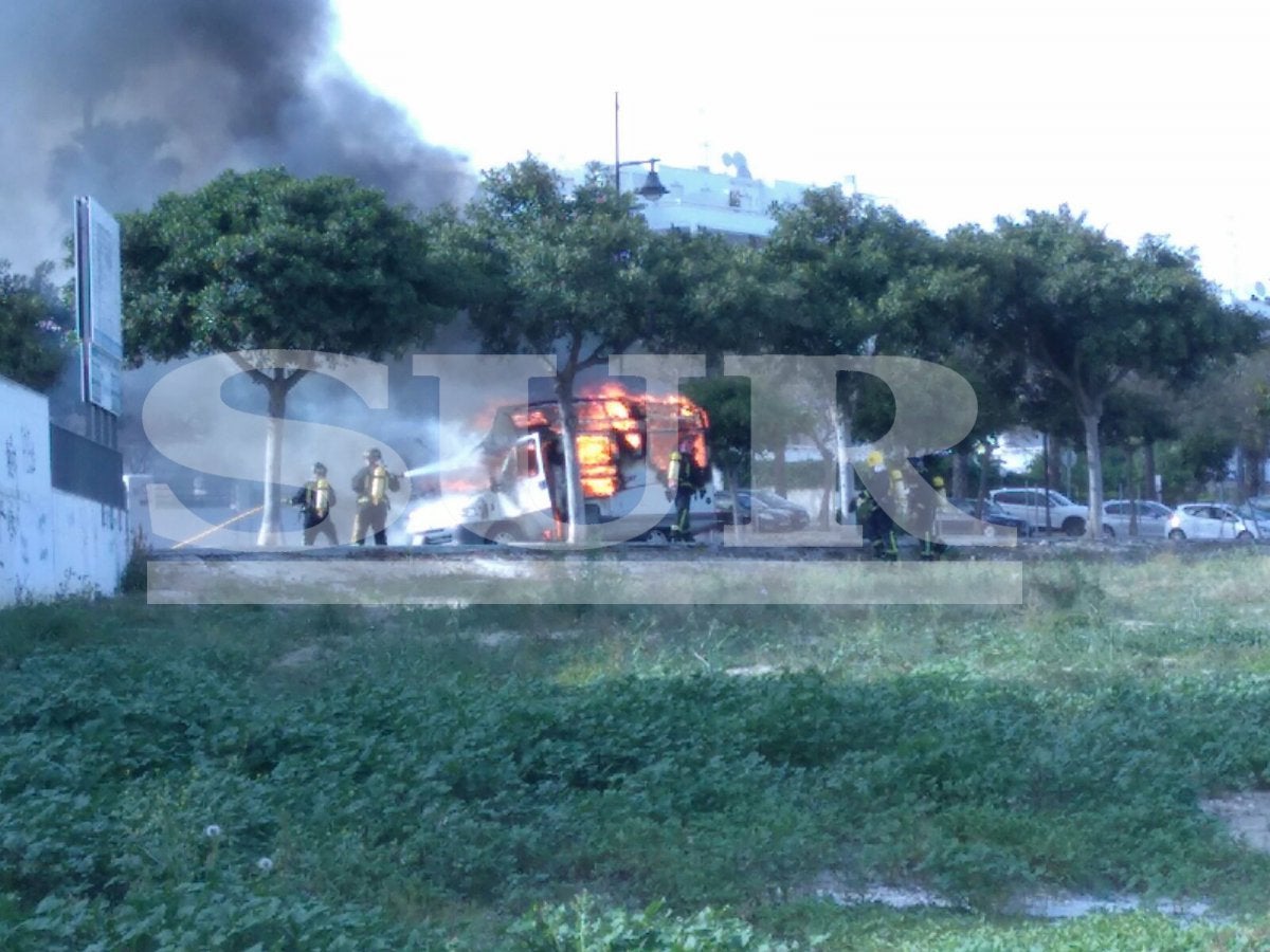 Hallan un cadáver calcinado tras sofocar un incendio en una autocaravana en Torremolinos