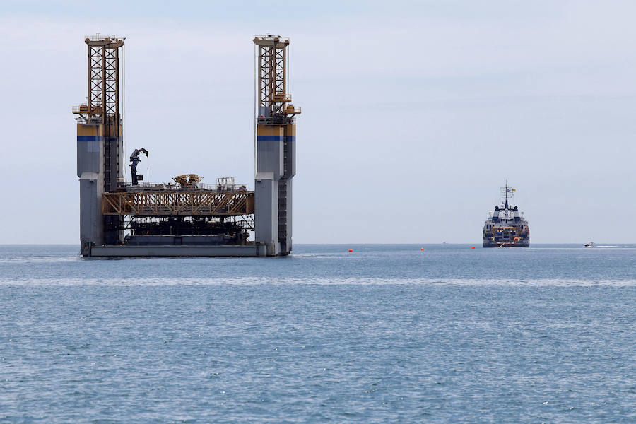 Así han sido las labores para reflotar la plataforma encallada en Benalmádena