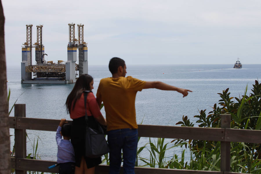 Así han sido las labores para reflotar la plataforma encallada en Benalmádena