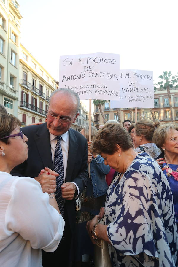 Fotos de la concentración en Málaga por el proyecto de Antonio Banderas