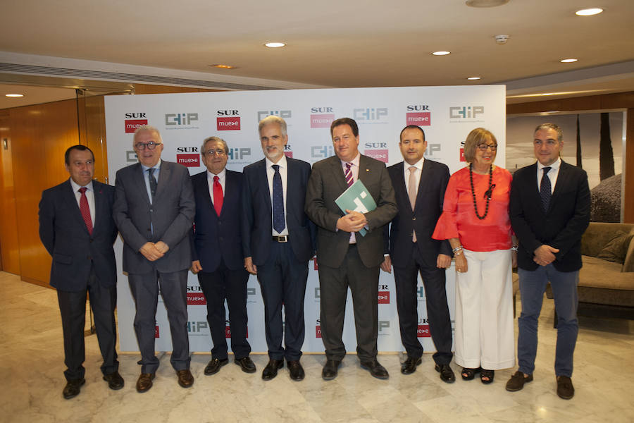 José Luis Ruiz Espejo, José Sánchez Maldonado, José Ángel Narváez, Aquilino Alonso, Jesús Burgos, Manuel Castillo, Adelaida de la Calle y Elías Bendodo posan antes de comenzar el acto.. 