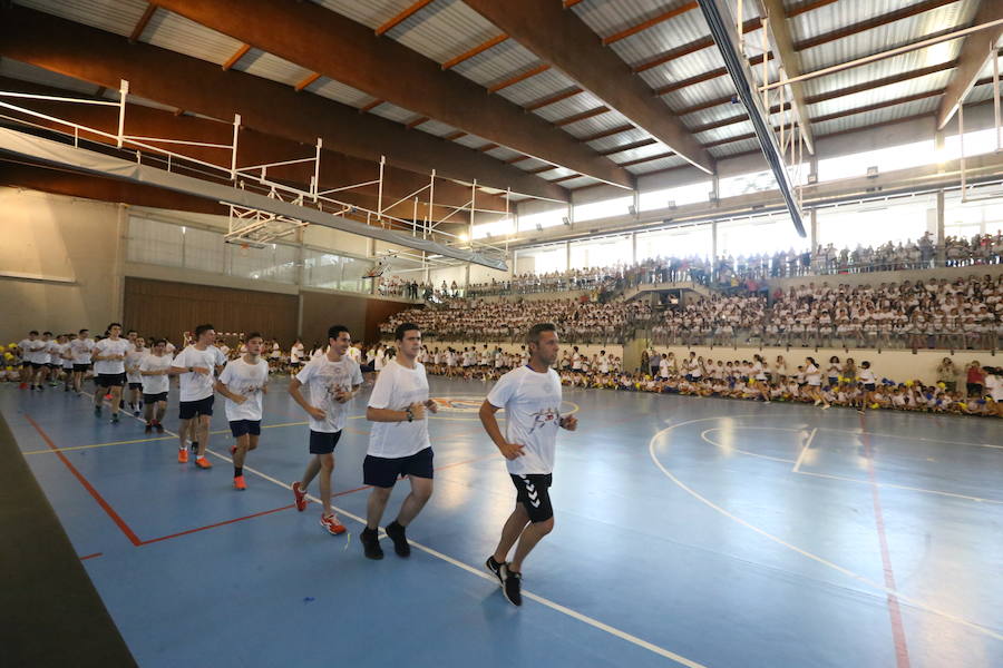 Damián Quintero enciende el pebetero de la Deportiada