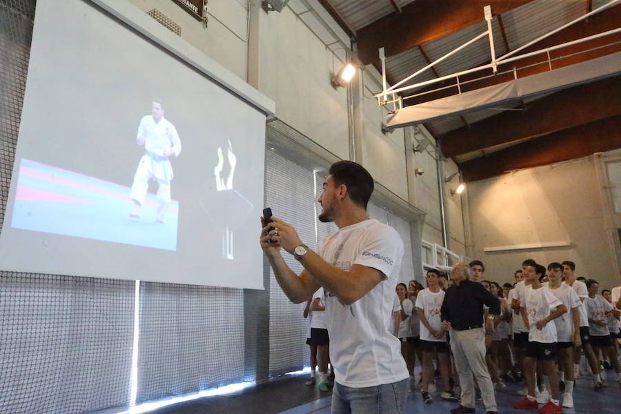 Damián Quintero enciende el pebetero de la Deportiada