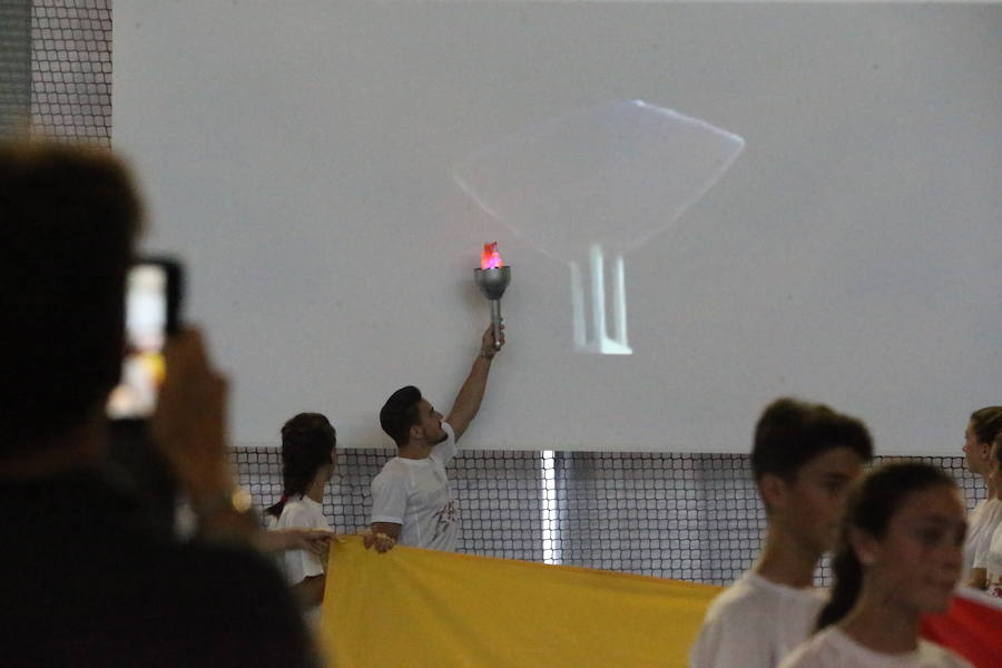 Damián Quintero enciende el pebetero de la Deportiada