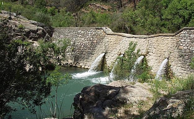 Durante el camino hay varios diques que retienen las aguas del río parcialmente