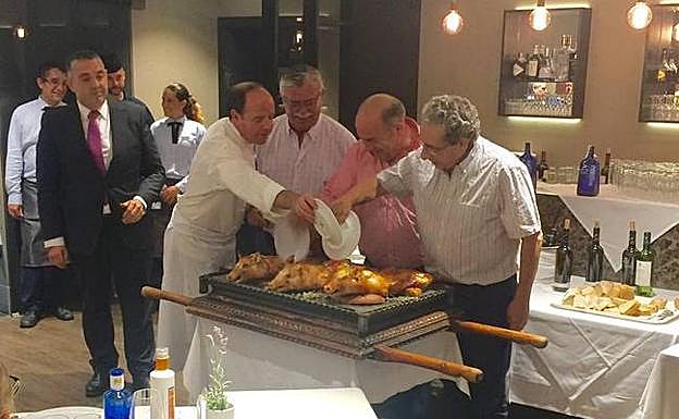 Imagen principal - Arriba, Francisco Chicón, Cándido, Martín Aguilar, Federico Beltrán y José Ángel Narváez trinchan con un plato los cochinillos elaborados por el conocido mesonero segoviano. Abajo, a la izquierda, Samuel Perea con Víctor Gloger, en Tel Aviv. A la derecha, Revello cumplió ayer 91 años. 