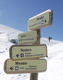 Imagen secundaria 2 - Cuando nieva en la zona, hay que tener especial precaución | Vista de Yunquera tras pasar por Puerto Bellina | Encrucijada de caminos antes de llegar al Peñón de los Enamorados.