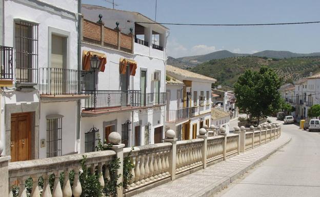 Una de las calles principales de Cuevas Bajas.