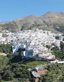 Imagen secundaria 2 - Vista del cortijo del Daire y del barranco de las Majadillas. Foto Gran Senda de Málaga | En esta ruta se tienen amplias vistas de las cumbres de la sierra de Almijara. Foto Gran Senda de Málaga | Vista panorámica de Cómpeta