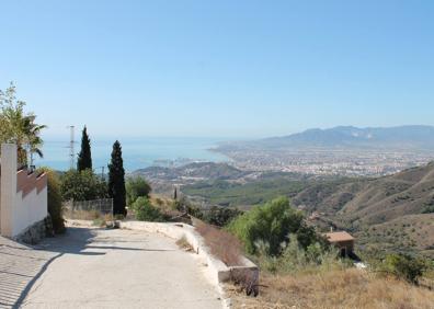 Imagen secundaria 1 - En el camino, hay varias balizas y señales que ayudan a no salirse de la ruta | Vistas desde el camino que sube a la antigua Venta El Mirador | Señal situada en la antigua Venta El Mirador