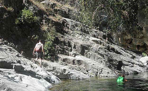 Parte del recorrido se puede hacer por el cauce o por la abrupta ribera