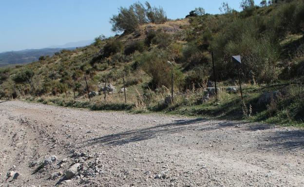 Imagen principal - Las flechas amarillas que se puedan ver corresponden con el Camino Mozárabe | Nacimiento de la Villa | Indicación para la sierra de las Chimeneas