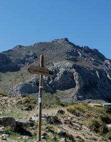 Imagen secundaria 2 - Las flechas amarillas que se puedan ver corresponden con el Camino Mozárabe | Nacimiento de la Villa | Indicación para la sierra de las Chimeneas