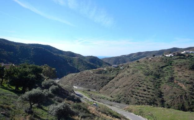 Imagen principal - Esta ruta atraviesa el valle del arroyo Totalán | Totalán cuenta con un buen acceso junto a la carretera | Vista general de Totalán