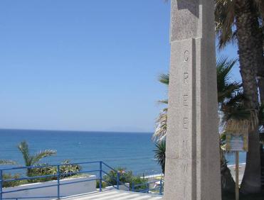 Imagen secundaria 1 - Mirador de Torrox Costa | Monolito del Meridiano de Greenwich en el paseo marítimo de Torrox | Desde el Faro de Torrox, la etapa se vuelve al interior