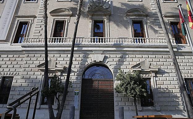 La puerta de acceso al Museo de Málaga en el palacio de la Aduana, cerrada ayer poco después de las seis de la tarde.
