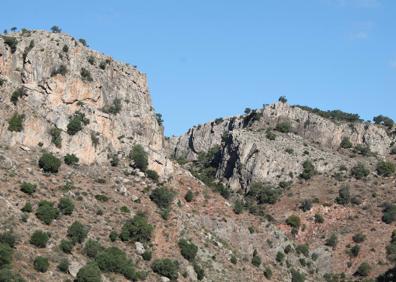 Imagen secundaria 1 - Hay que estar muy atentos a los hitos metálicos de color verde para seguir la buena senda | Vista espectacular del tajo de la Rambla | Almogía y su torre de la Vela desde el último tramo del camino