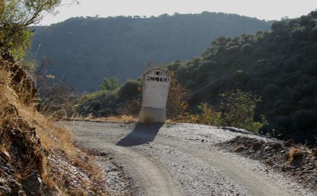 El camino pasa por el antiguo cortijo de La Molina