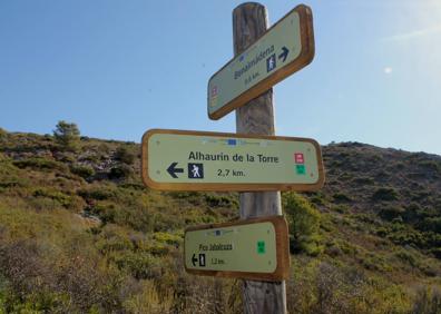 Imagen secundaria 1 - En la subida se aprecian abruptos tajos calizos | Antes de afrontar el úlitmo kilómetro, se llega a esta encrucijada de caminos | Al fondo, la cima del Calamorro