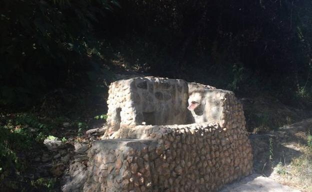 Imagen principal - Una de las fuentes antiguas que se pueden ver en el camino | Uno de los puentes que permiten cambiar de margen en el recorrido | Panorámica de este angosto valle