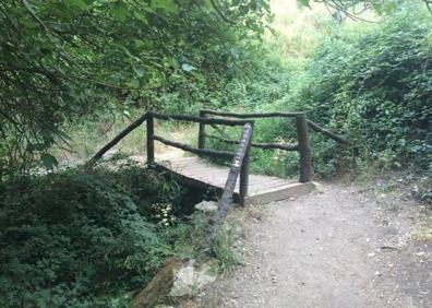 Imagen secundaria 1 - Una de las fuentes antiguas que se pueden ver en el camino | Uno de los puentes que permiten cambiar de margen en el recorrido | Panorámica de este angosto valle