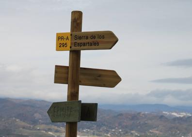 Imagen secundaria 1 - Buena parte del recorrido discurre por un carril de tierra ancho | La ruta se cruza con otro itinerario circular, la PR-A 295 | Restos de la Hacienda de la Alquería, donde se refugió y fue apresado el general Torrijos.