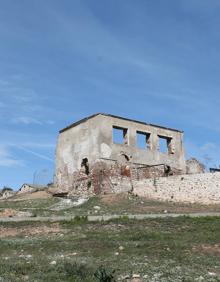 Imagen secundaria 2 - Buena parte del recorrido discurre por un carril de tierra ancho | La ruta se cruza con otro itinerario circular, la PR-A 295 | Restos de la Hacienda de la Alquería, donde se refugió y fue apresado el general Torrijos.