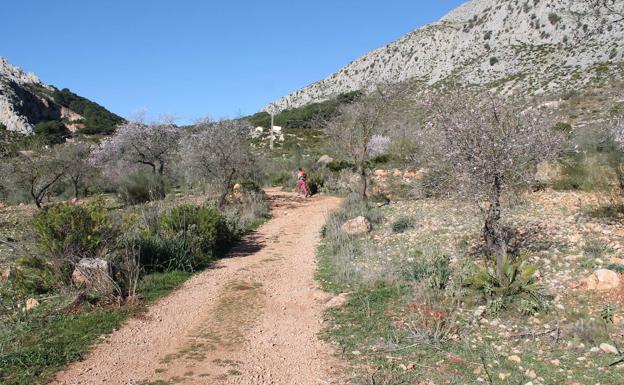 Más de la mitad del camino discurre por carril de tierra